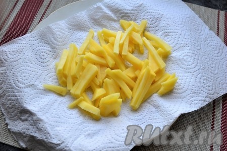 Картофель очистить, помыть и нарезать брусочками (или соломкой), промокнуть бумажным полотенцем.

