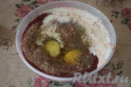 Солим и перчим массу по вкусу, вливаем молоко.
