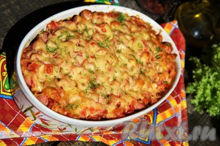 По прошествии времени форму достать из духовки и подать аппетитную, вкусную, сочную запеканку, приготовленную из макарон с сосисками и сыром, в горячем виде к столу. Это блюдо прекрасно насытит и своим вкусом понравится всей семье!
