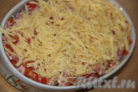 Поверх будущей запеканки равномерно разложить сыр, натёртый на крупной тёрке. 