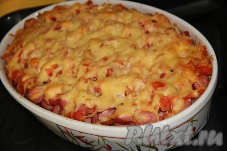 Поставить форму в разогретую духовку и запекать 30 минут при температуре 200 градусов.
