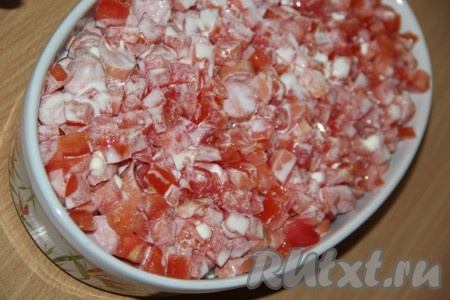 Равномерно вылить заливку в форму поверх помидоров и сосисок.
