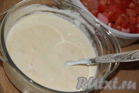 Перемешать сметанно-яичную смесь и заливка готова.
