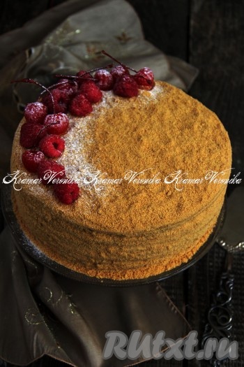 Торт украсить по желанию (я украсила ягодами). Медовик, приготовленный с клюквой и пропитанный кремом из сметаны и сгущёнки, получается необыкновенно вкусным, нежным, с приятной кислинкой ягод.
