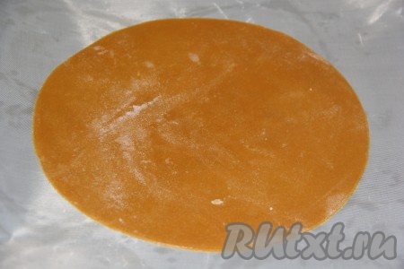 Каждую часть теста на припылённой мукой поверхности раскатать скалкой и вырезать круг. Диаметр торта выбирайте сами (у меня диаметр круга 20 см).&nbsp; 