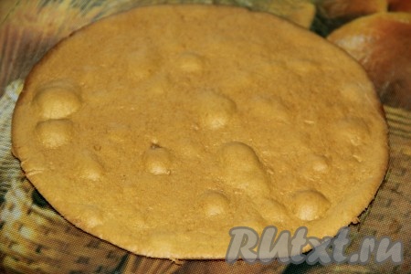 Выпекать каждый корж в разогретой духовке на противне, застеленном пергаментом, при температуре 200 градусов, примерно, 5 минут.&nbsp;
