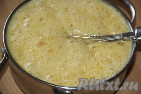 Поставить на небольшой огонь и, перемешивая, довести до полного растворения сахара, мёда и масла. Всыпать соду и перемешать. Немного подержать массу на огне, а затем снять. Масса поднимется и увеличится в два раза.
