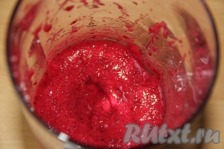 Измельчить ягоды с сахаром погружным блендером до однородного состояния.
