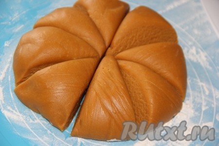 Готовое тесто разделить на 8-10 частей.
