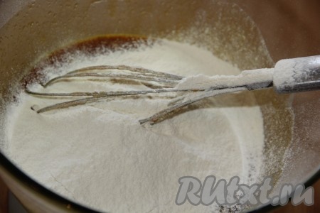 Всыпать 300 грамм просеянной муки.