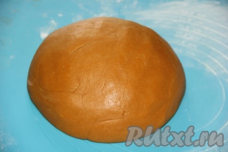 Замесить мягкое и нежное тесто, выложить его на коврик (или на другую поверхность), припылённую мукой, и хорошо вымесить. Если тесто будет сильно липнуть, слегка припылите его мукой. Завернуть тесто в плёнку и убрать в холодильник на 1 час.
