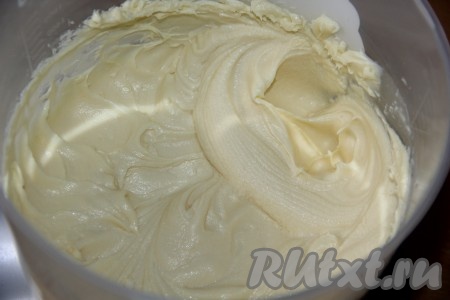К взбитому маслу добавить сгущённое молоко и взбить миксером до однородности.
