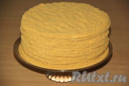 Торт сверху и с боков обсыпать крошкой и убрать в холодильник на сутки.
