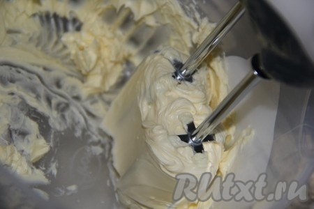 Для приготовления крема сливочное масло должно быть мягким (его нужно заранее достать из холодильника, чтобы оно полежало при комнатной температуре и хорошо размягчилось). Мягкое масло взбить миксером в течение 5-7 минут.&nbsp;

