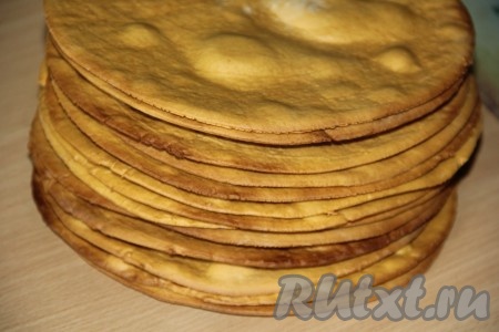 Остатки теста я тоже в дальнейшем раскатала, вырезала круги и испекла коржи. Всего у меня получилось 13 коржей диаметром 20 см. Готовые коржи остудить.
