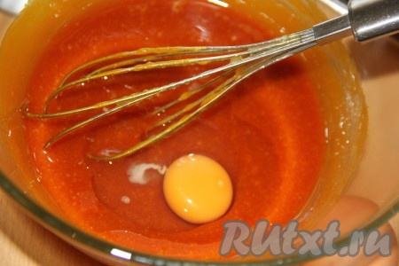 Когда масса немного остынет, вбить по одному яйца, каждый раз хорошо перемешивая венчиком.