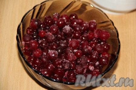 Для приготовления клюквенной прослойки я использовала замороженную клюкву, предварительно ягоды не размораживала.
