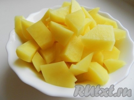 Очистить и нарезать картофель.
