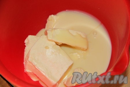 Для приготовления крема соединить мягкое сливочное масло (для того чтобы масло стало мягким, его нужно заранее достать из холодильника, полежав при комнатной температуре, оно размягчится) и сгущёнку.