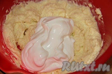 Затем к маслу, взбитому со сгущёнкой, добавить сметану.