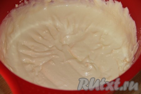 Взбить получившийся крем на низкой скорости миксера до однородного состояния.
