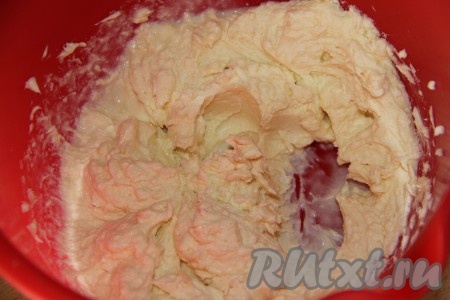 Взбить масло со сгущёнкой на средней скорости миксера в течение 5-7 минут.