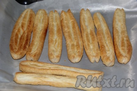 Выпекать полоски теста в разогретой духовке минут 20 при температуре 200 градусов.