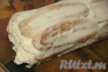 Убрать торт, завёрнутый в плёнку, в холодильник на ночь. По прошествии времени снять плёнку с полена. Отложенные полоски с тестом измельчить в крошку и присыпать ими наше "полено" со всех сторон.
