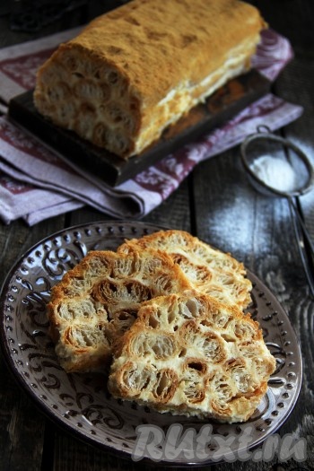 Очень вкусный торт "Полено", приготовленный из слоёного теста, нарезать на кусочки и подавать к столу. Крем из масла, сгущёнки и сметаны прекрасно пропитывает полоски теста и десерт получается нежнейшим, обязательно попробуйте!