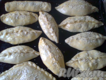 Смазать их желтком и посыпать кунжутом (по желанию).&nbsp;
