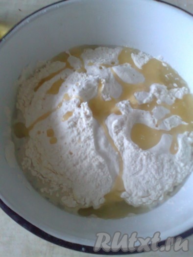 В миску всыпать сахар, соль и соду, добавить уксус и перемешать (сода погасится). Затем влить воду, перемешать. Просеять муку в миску и влить растительное масло,
