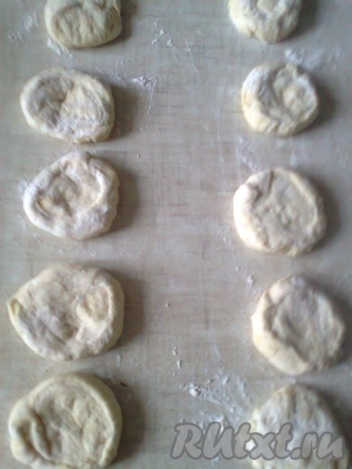 Каждую часть теста на поверхности, припылённой мукой, приплюснуть в лепёшку и раскатать до желаемого размера.
