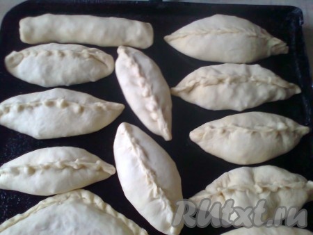 Противень смазать растительным маслом (или застелить пергаментом) и выложить постные пирожки с яблоками.
