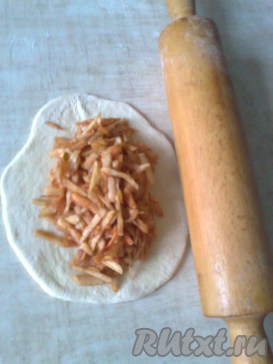 В середину каждой лепёшки выложить по 2-3 столовых ложки начинки.