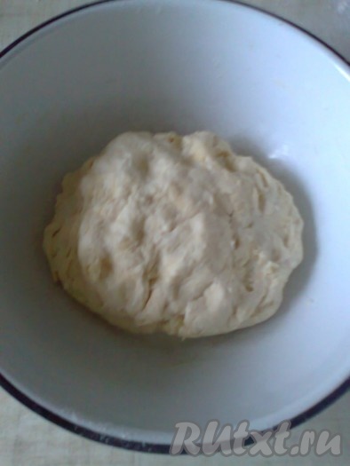 Тесто должно получиться мягким, не забитым, но и не липнущим. Сформировать из теста шар.

