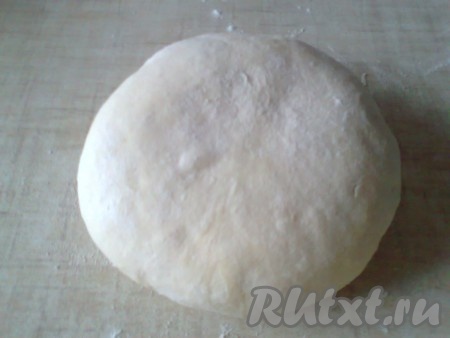 Готовое тесто после "отдыха" станет более эластичным, податливым и совсем не липнущим к рукам.
