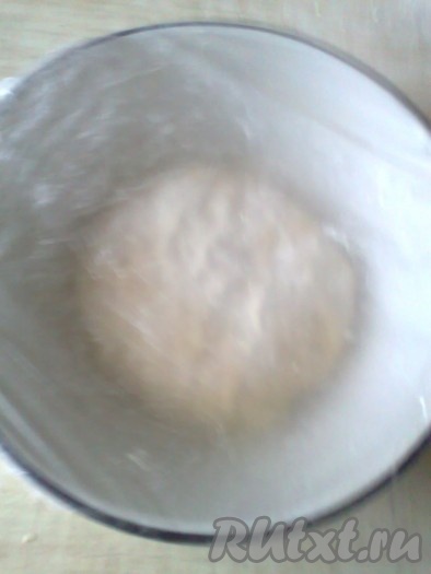Накрыть миску с тестом плёнкой&nbsp;и оставить на 30 минут при комнатной температуре.

