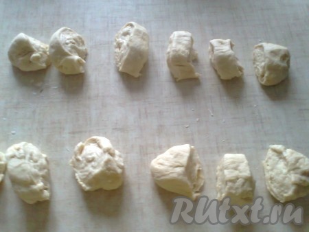 Обмять тесто и разделить его на 12 частей любым удобным вам способом (я разделила тесто на 2 части, скатала каждую часть теста в виде колбаски, а затем разделила на 12 равных частей). 