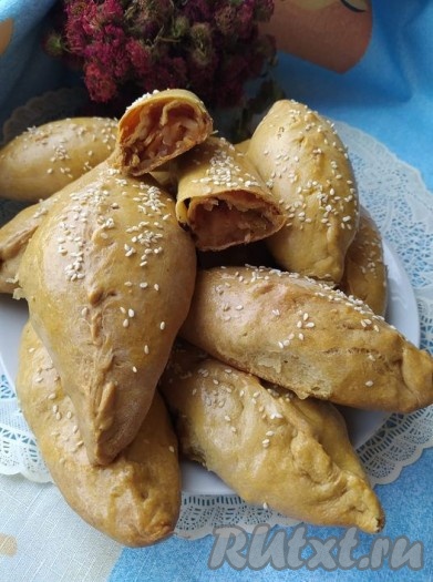 Дать очень вкусным постным пирожкам с яблочной начинкой остыть до тёплого состояния (или полностью остудить) и можно подавать. Вот так пирожки выглядят в разрезе.