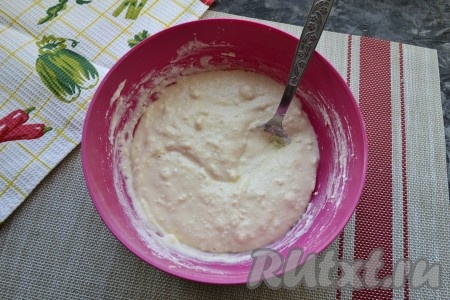 Консистенция творожной смеси должна также быть в меру густой, похожей на тесто для оладий.
