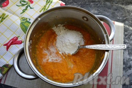 Тщательно перемешать, всыпать 3-5 столовых ложек муки и хорошо перемешать тыквенную смесь.
