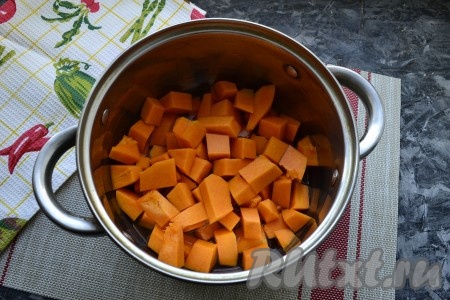 Тыкву очистить от кожуры и семян. 300 грамм очищенной тыквы нарезать кубиками, поместить в кастрюлю, залить водой, а после закипания варить на небольшом огне до мягкости (15-25 минут).
