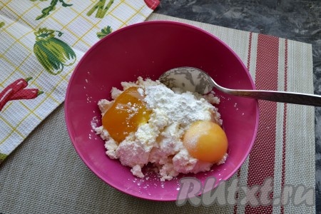 В творог также добавить 1 яйцо, 2-3 столовые ложки мёда, 1 столовую ложку крахмала и ванильный сахар.
