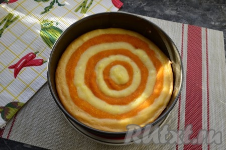 Форму поместить в разогретую до 160-170 градусов духовку на 45-50 минут. Пирог с тыквой и творогом не должен запекаться или зарумяниться, он должен остаться с явно выраженным рисунком. Готовность проверьте деревянной шпажкой (после прокалывания пирога шпажка должна остаться сухой, без следов теста).
