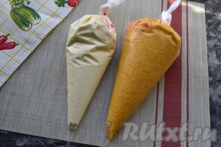 Творожную и тыквенную смеси выложить в два одноразовых кулинарных мешках (получится мешок с тыквенной смесью и мешок с творожной смесью), сверху их завязать, отрезать кончики.
