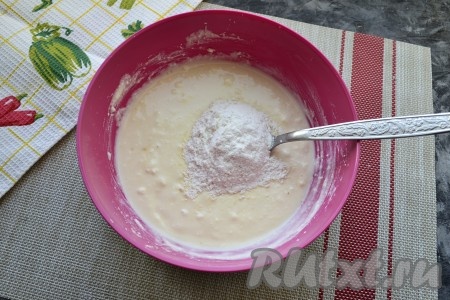 Тщательно перемешать получившуюся творожную массу. Если творог мягкий, можно смешивать просто ложкой, если суховат - погружным блендером. В творожную массу добавить 3-5 столовых ложек муки, перемешать. Здесь также количество добавляемой муки зависит от влажности творога и чем меньше вы её добавите, тем нежнее будет пирог.
