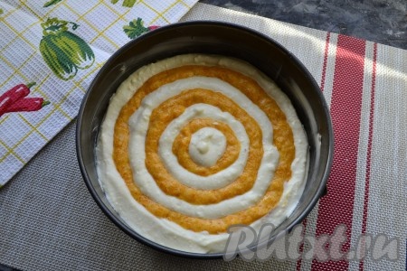 Делать это нужно в несколько слоёв, пока обе смеси не закончатся. У меня получилось 4 слоя.
