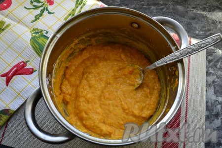 Количество добавляемой муки зависит от сочности и водянистости тыквы, масса должна быть в меру густой, она будет напоминать тесто для оладий.
