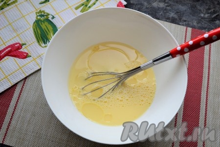 Влить воду комнатной температуры, всыпать соду и тщательно перемешать венчиком до однородности. Влить растительное масло, перемешать.
