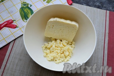 Оставить тесто минут на 15. Пока блинное тесто "отдыхает", подготовим начинку, для этого нужно раскрошить руками брынзу.